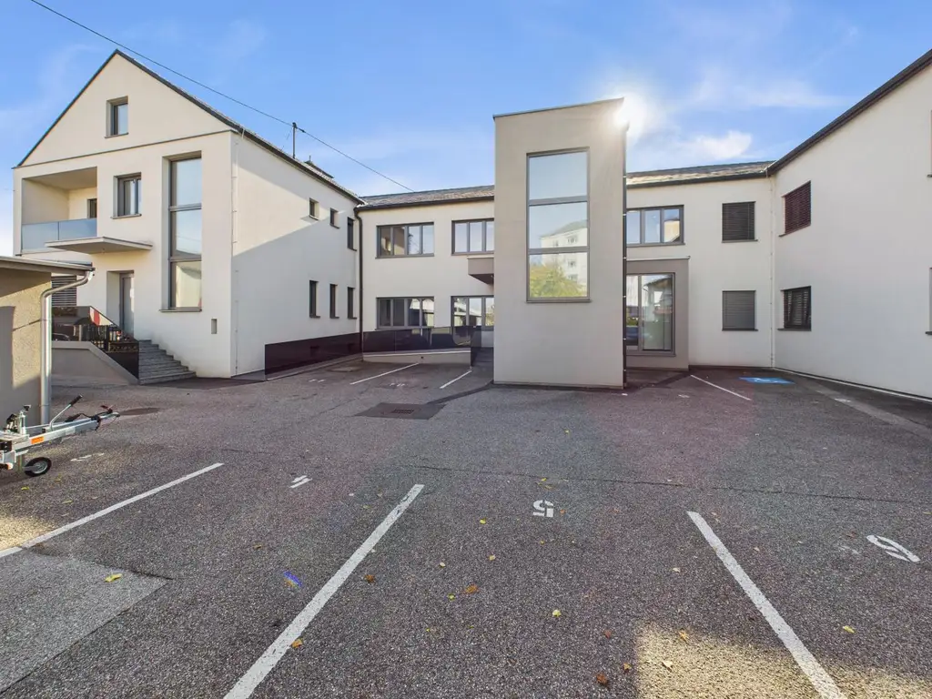 Kernsaniertes Anlageobjekt mit großzügigen Büroflächen und Wohneinheiten in 4050 Traun