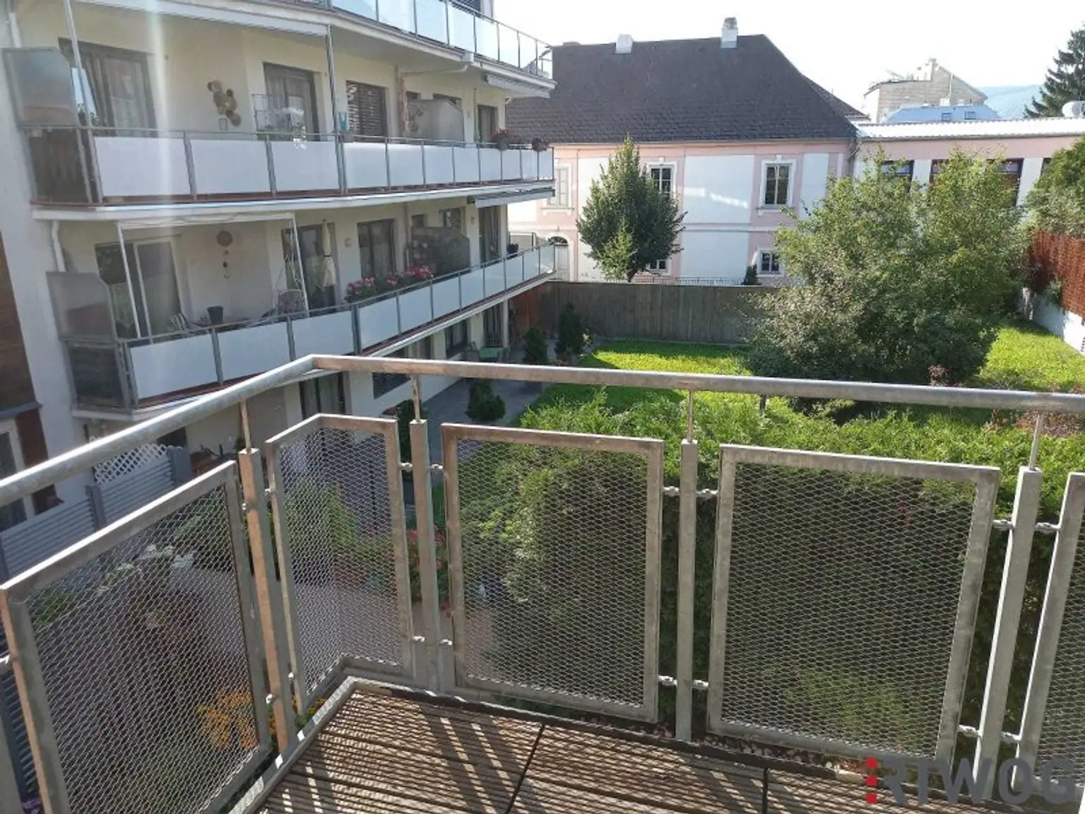 3 Zimmer-Penthouse-Wohnung mit Balkon in den grünen Innenhof gerichtet