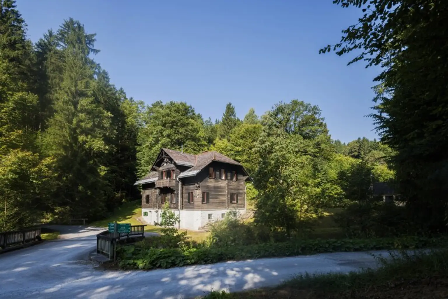 Ehemaliges Forsthaus mit Wirtschaftsgebäuden, allein und ruhig im Wald gelegen.