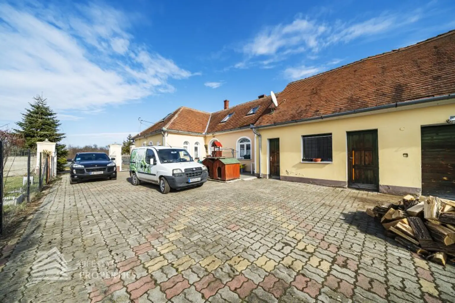 Geräumiges renovierungsbedürftiges Einfamilienhaus mit großen Garten