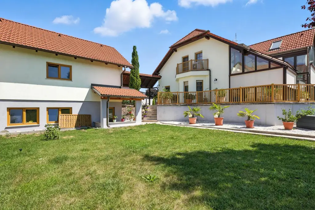 HOCHKARÄTIGES WOHNEN IN GRÜNRUHELAGE! WOHLFÜHL-REFUGIUM DER EXTRA KLASSE: TRADITION TRIFFT MODERNSTEN KOMFORT!