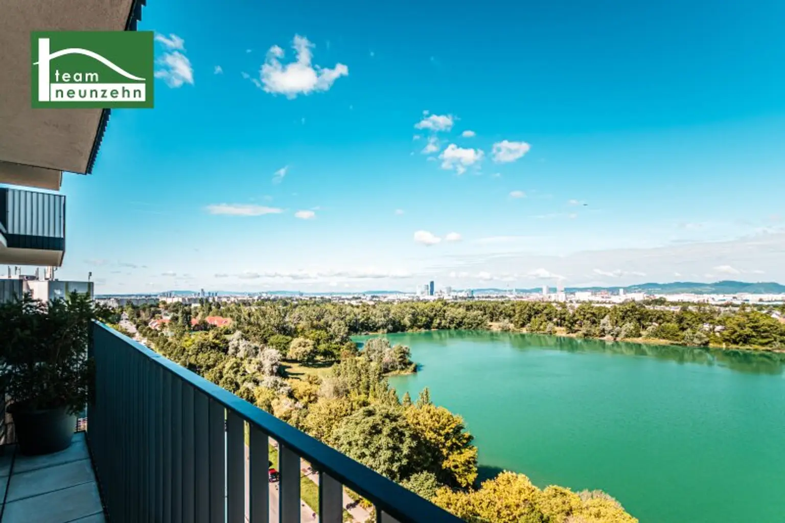 Bestlage am Wasser - direkt beim Hirschstettner Badeteich mit vermutlich der besten Aussicht Wiens! Ein Balkon zum Verlieben!