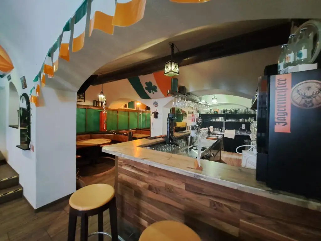 Gut geführte Bar im Zentrum