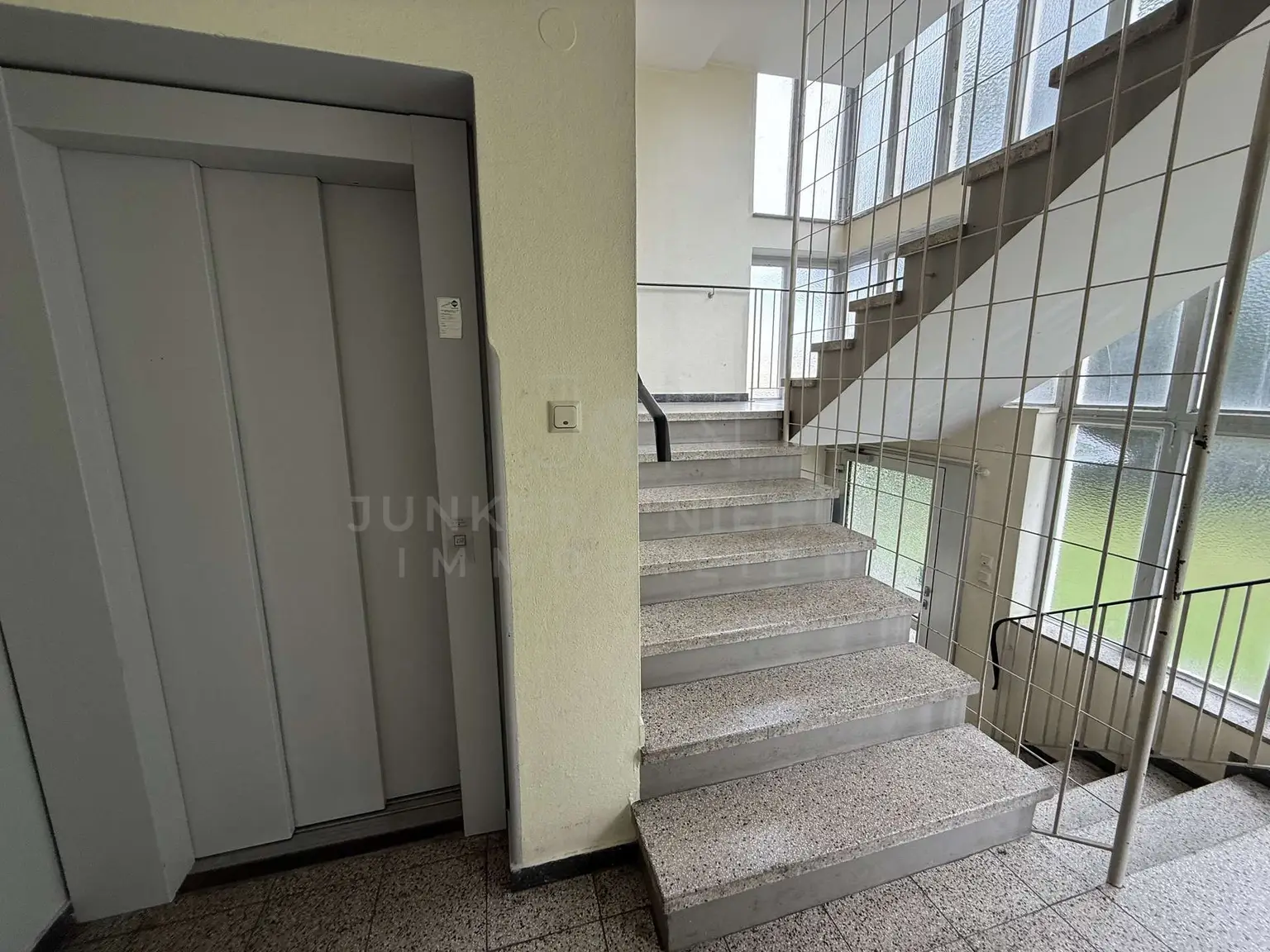 Treppenhaus mit Fahrstuhl