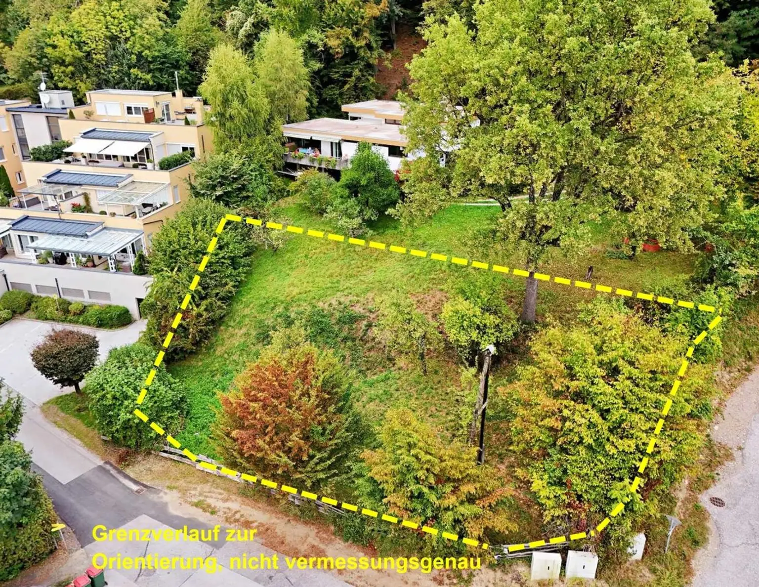 Sonniges Hanggrundstück mit Südausrichtung und Ausblick auf Berge und See