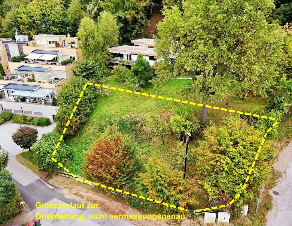 Sonniges Hanggrundstück mit Südausrichtung und Ausblick auf Berge und See