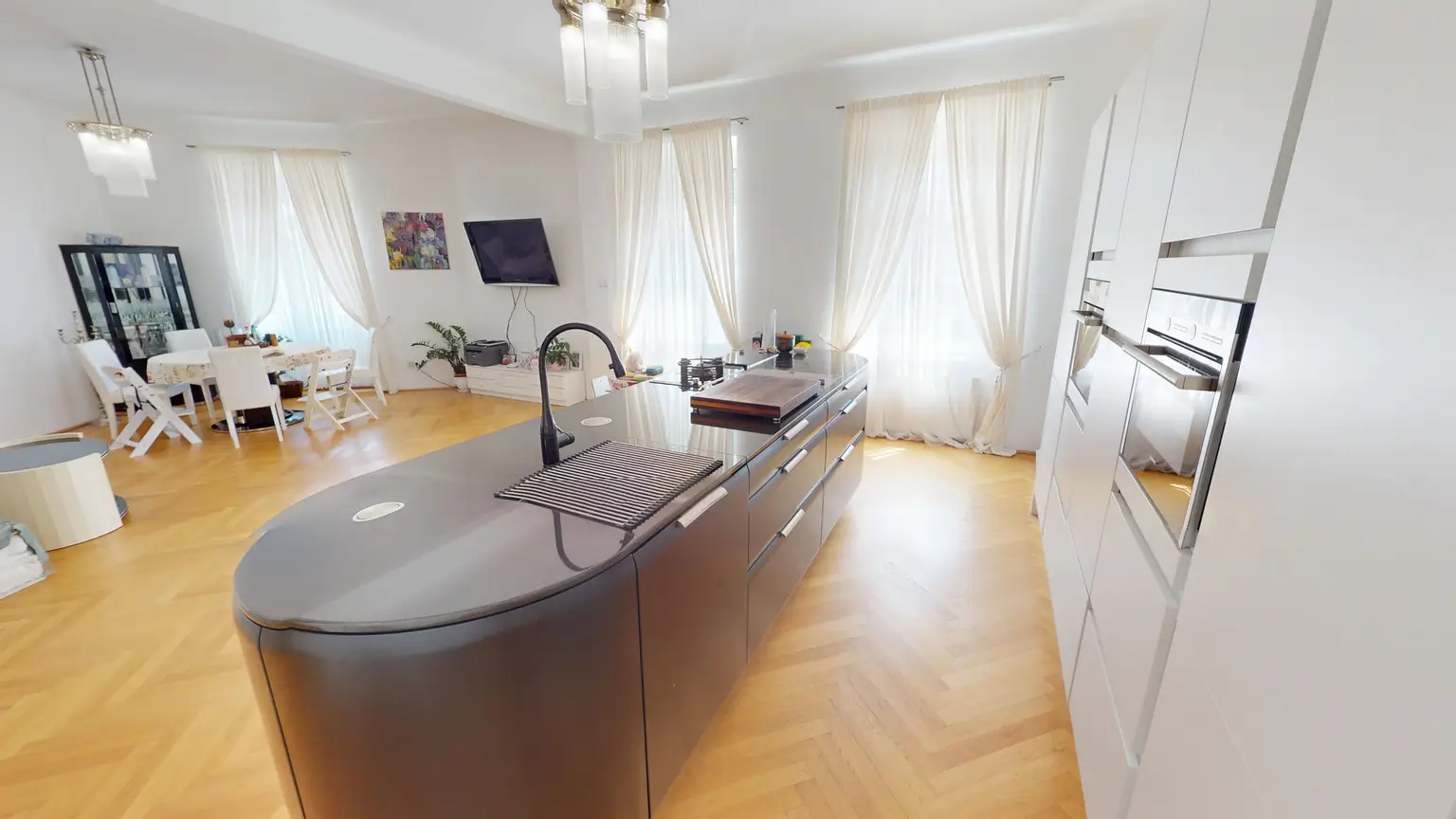Stilvoller 4-Zimmer-Altbau mit hochwertiger Ausstattung beim Schweizergarten
