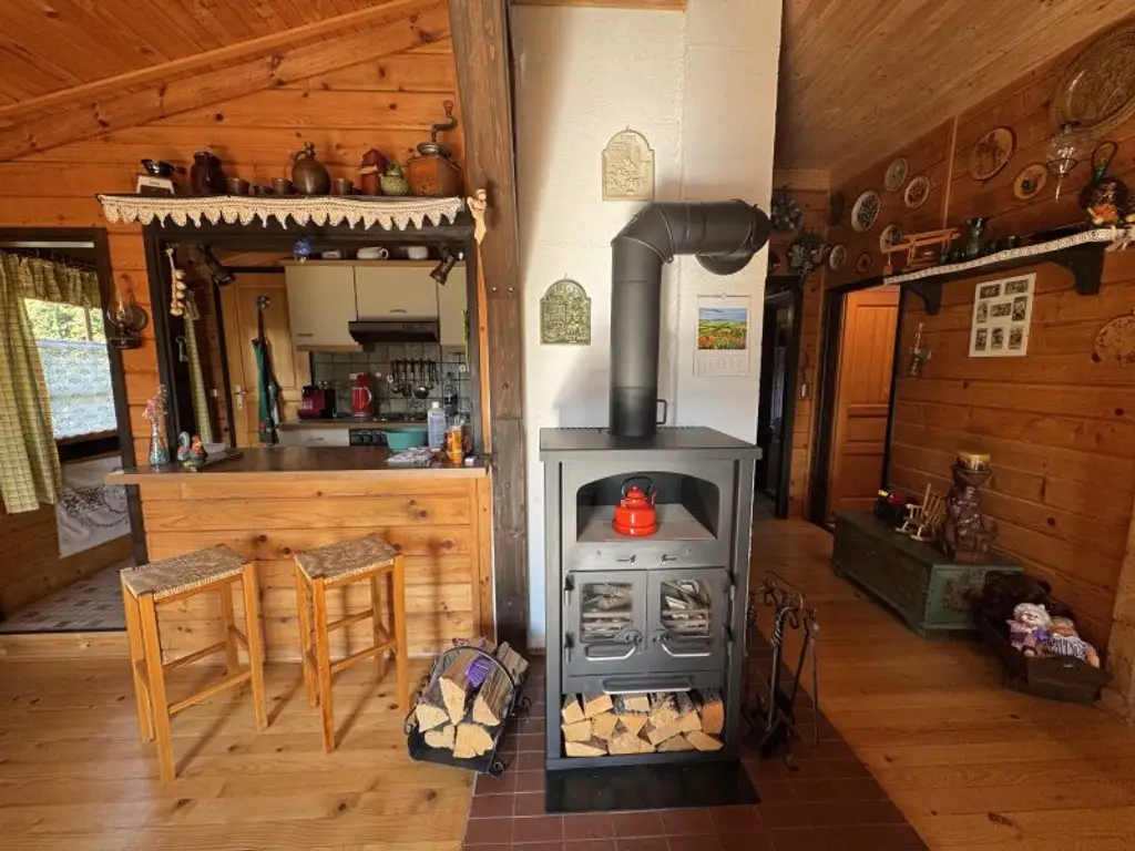 Sonniges Blockhaus mit Pool, Balkon & Gartenidylle in Sollenau