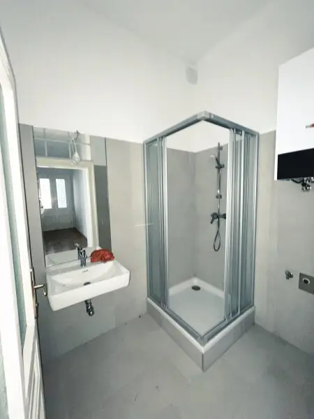 Südausrichtung mit absoluter Ruhelage im Innenhof! 2-Zimmer-Altbau-Wohnung mit elegantem Charme!