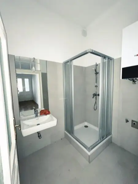 Südausrichtung mit absoluter Ruhelage im Innenhof! 2-Zimmer-Altbau-Wohnung mit elegantem Charme!