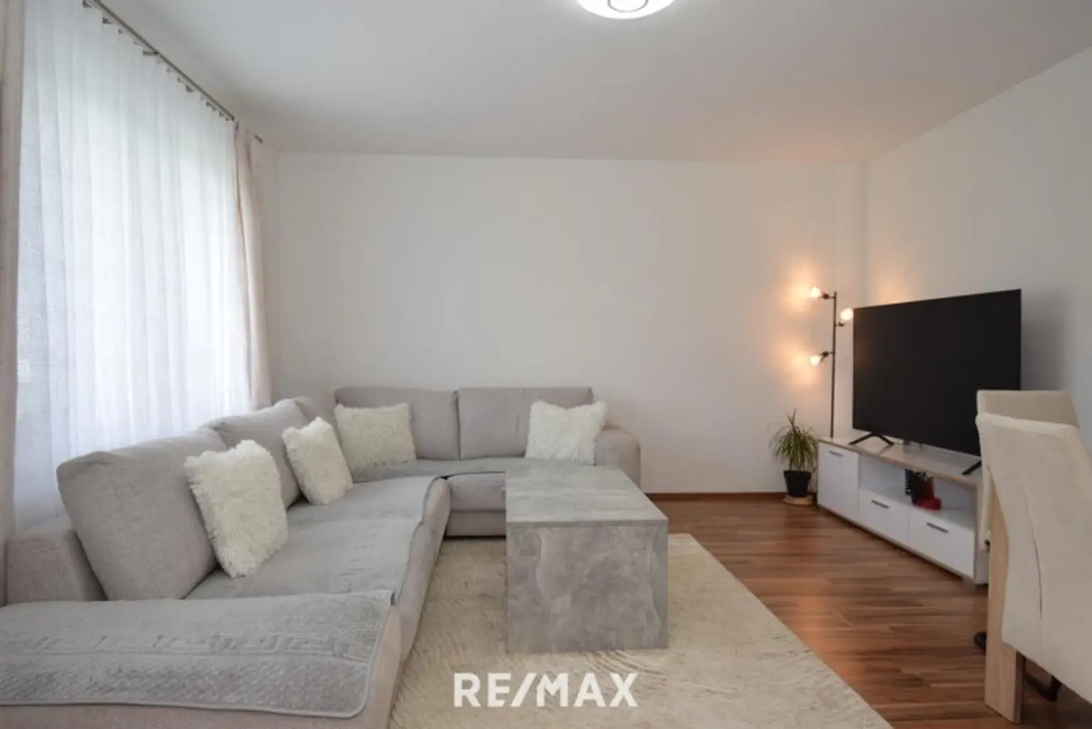 modernes Wohnzimmer im Erdgeschoß