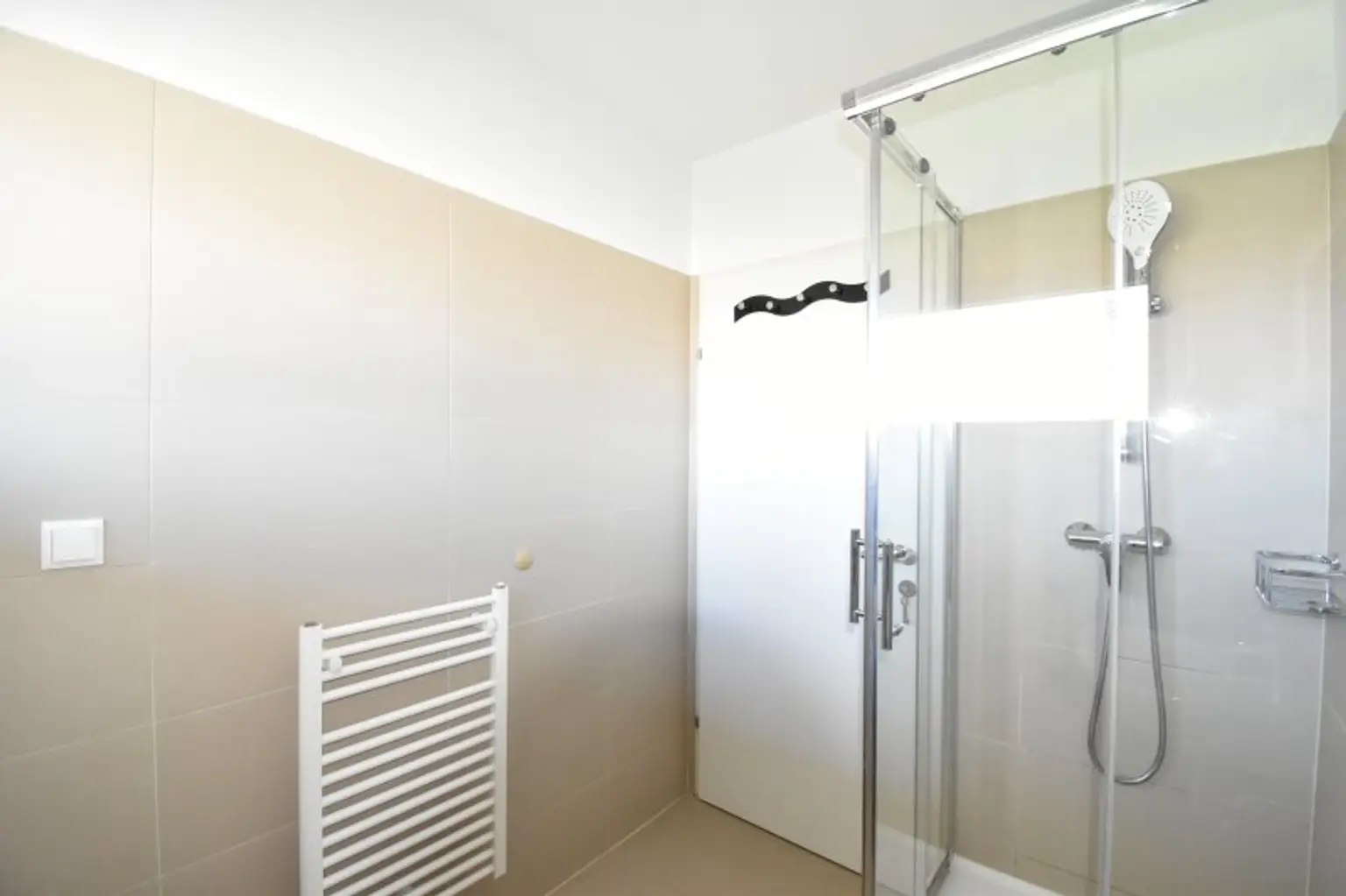 Badezimmer mit Handtuchheizkörper