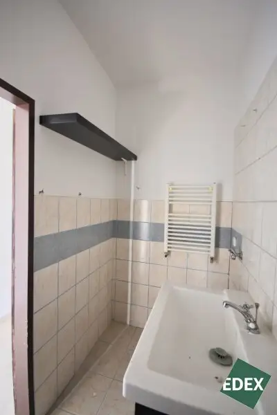 Altbau mit Charme – lichtdurchflutete Wohnung zum Sanieren