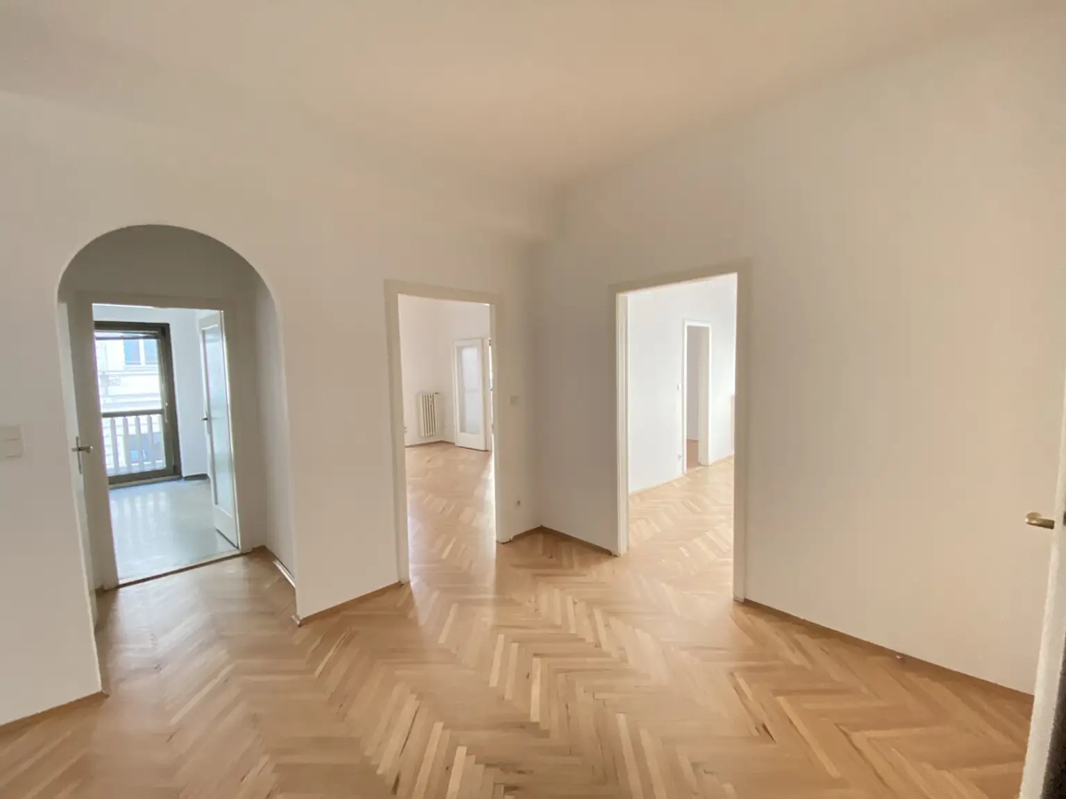 OPERNRINGHOF 3 Zimmer Wohnung /Büro  I 2 Bedroom Apartment opposite Opera