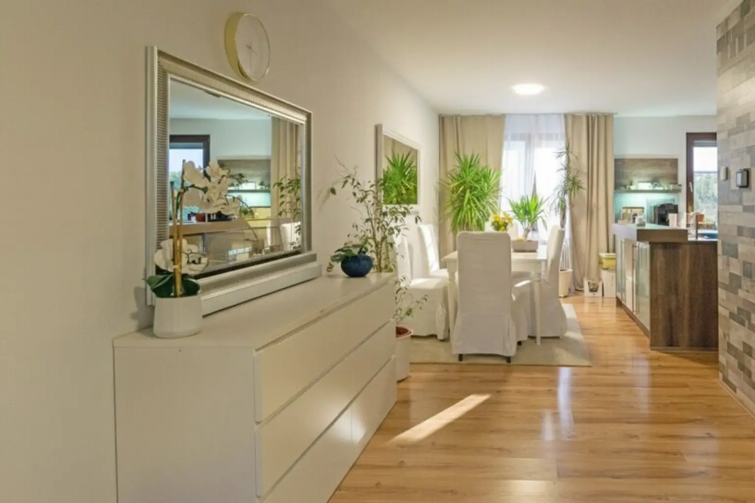 Wohnzimmer Richtung Essbereich und Küche