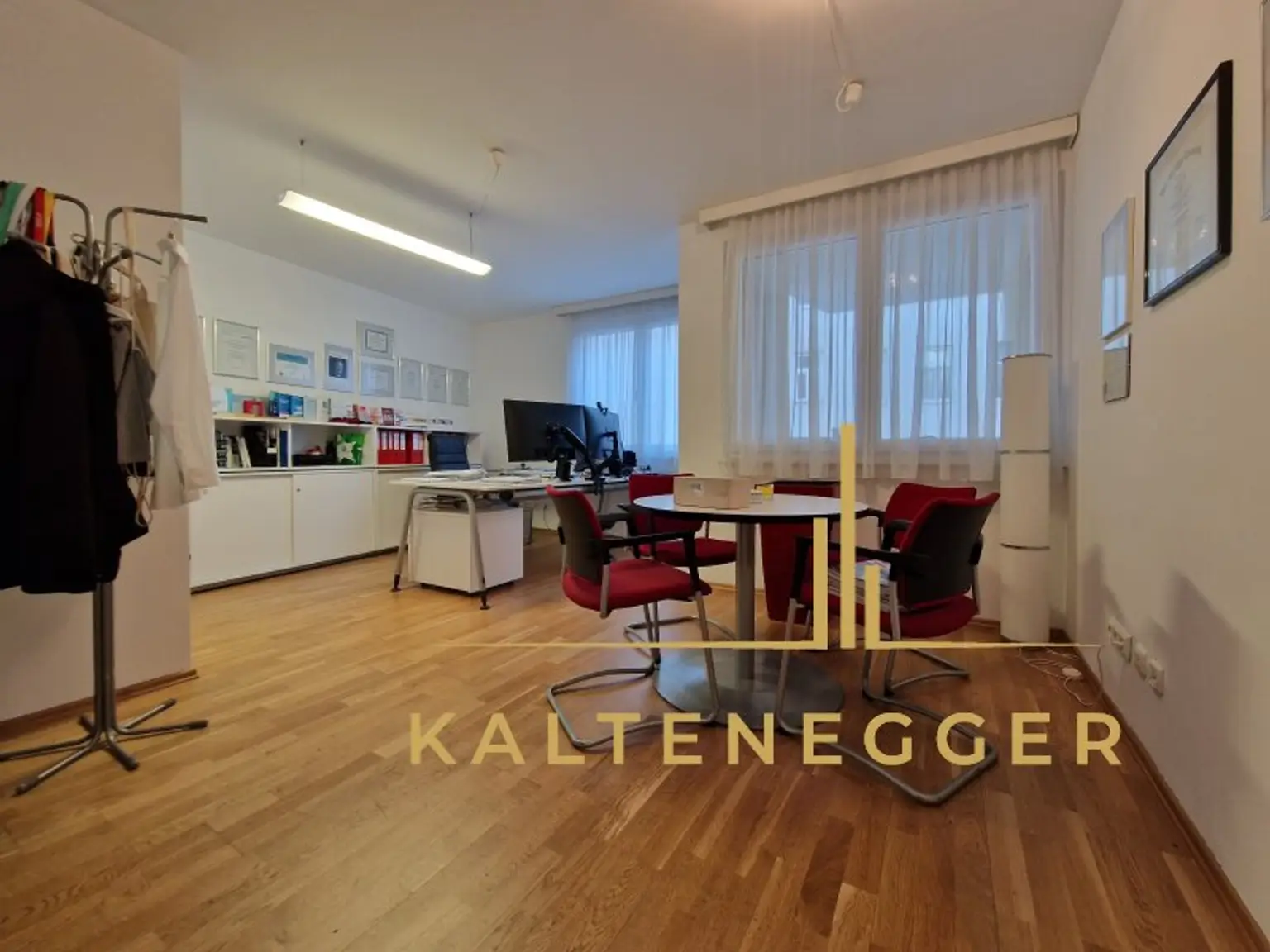 Zimmer ca. 21,44 m² mit Ausgang auf die Loggia