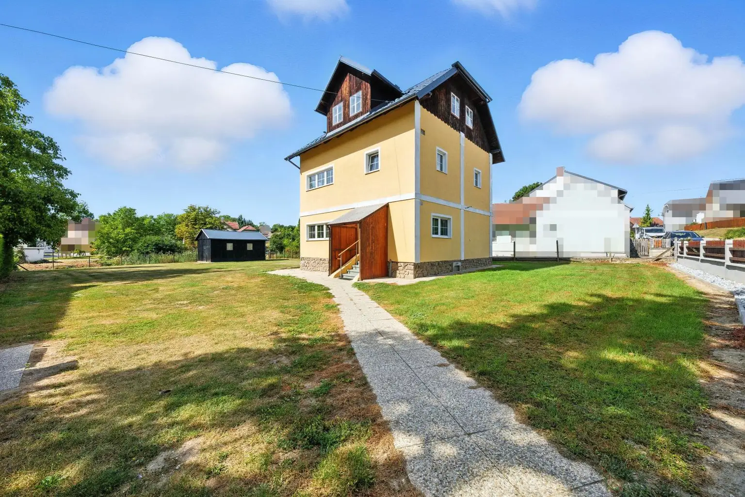 Modernisiertes Einfamilienhaus mit großzügigem Grundstück und Ausbaupotenzial