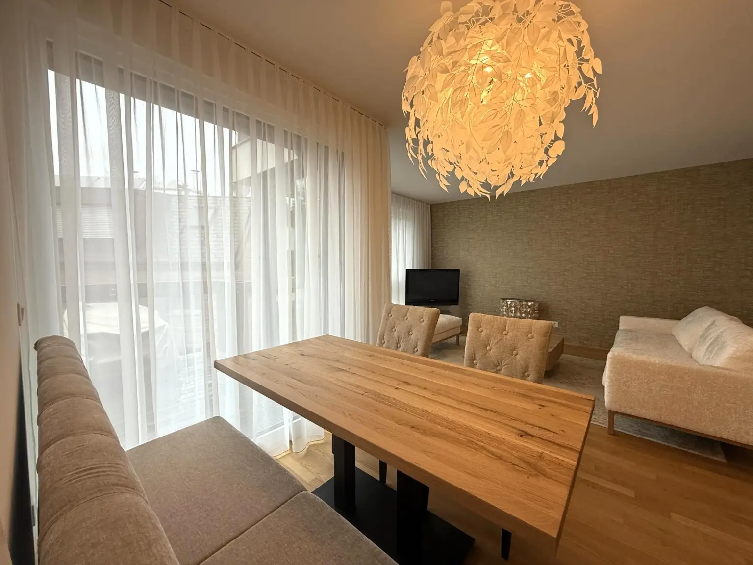 Exklusiv und komplett möblierte 3-Zimmer-Terrassenwohnung für gehob. Ansprüche // Excl. and fully furnished 3-room terr. apt for discerning tastes //