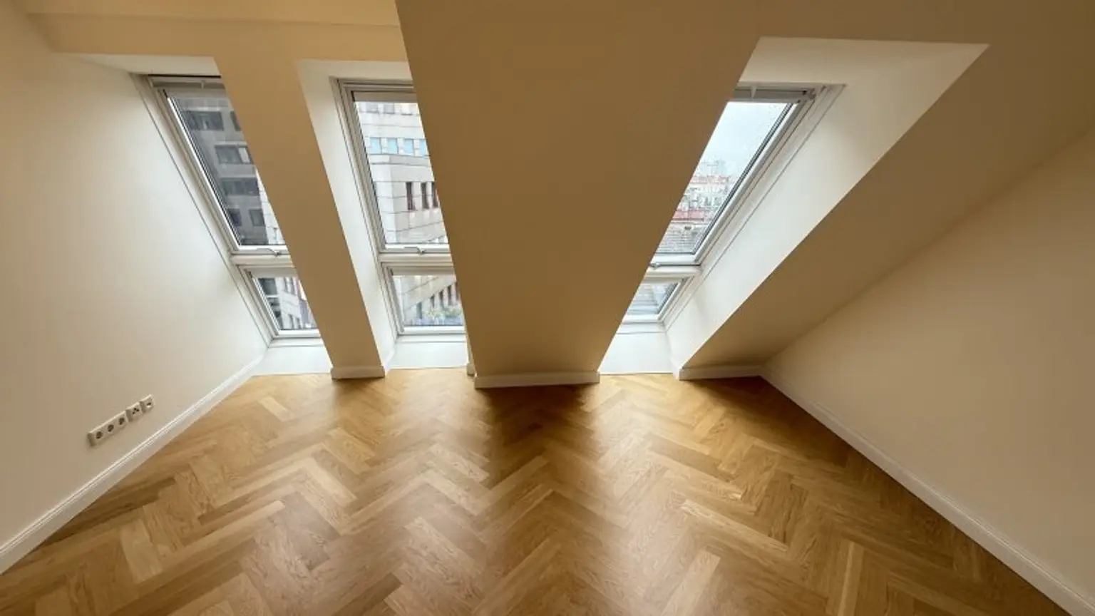 URANIA: 3 Zimmer mit hofseitiger Terrasse in Ruhelage: Luxus pur in Citynähe