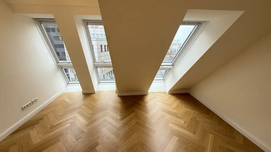 URANIA: 3 Zimmer mit hofseitiger Terrasse in Ruhelage: Luxus pur in Citynähe