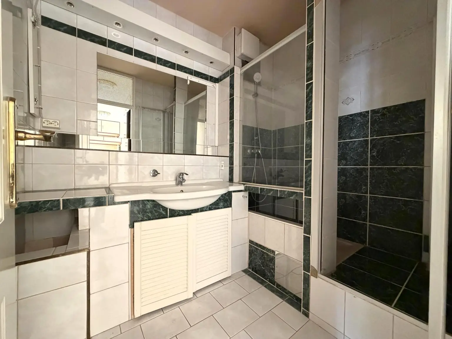 Badezimmer mit Dusche