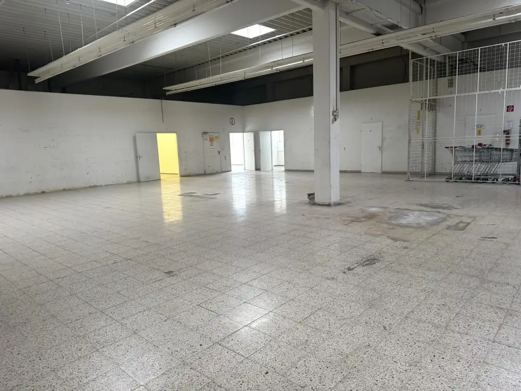 Hochfrequentierte Gewerbeimmobilie-ehemalige Forstinger-Filiale in Top-Lage