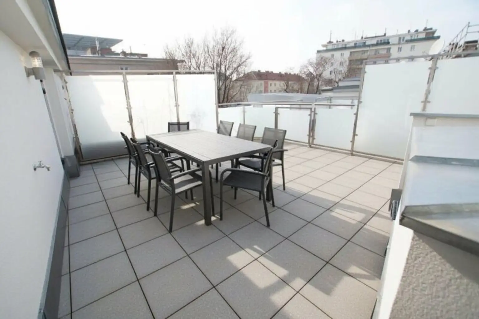 Sonnige Dachterrassenwohnung - Klimatisiert - Top Zustand - nähe U3