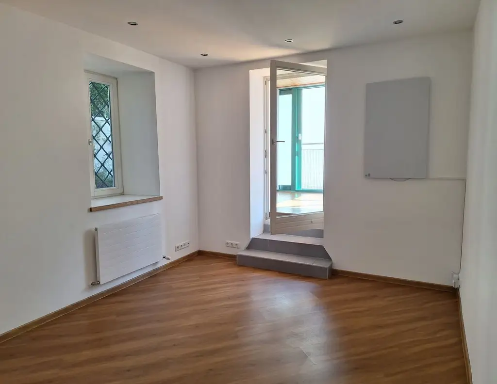 Stadt-Büro/ Studio mit Wintergarten und Parkplatz vor der Türe!