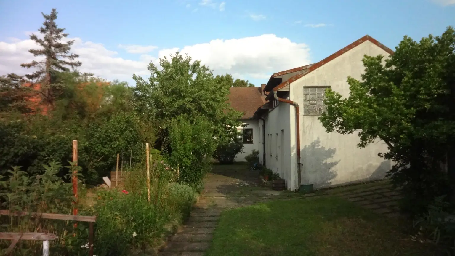 Einfamilienhaus mit Garten und Halle!