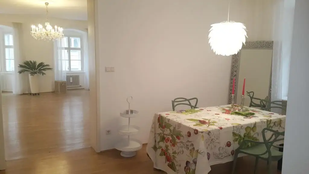 Charismatisches Wiener Altbauflair, exklusive Lage! WOHNETAGE mit Pawlatsche !