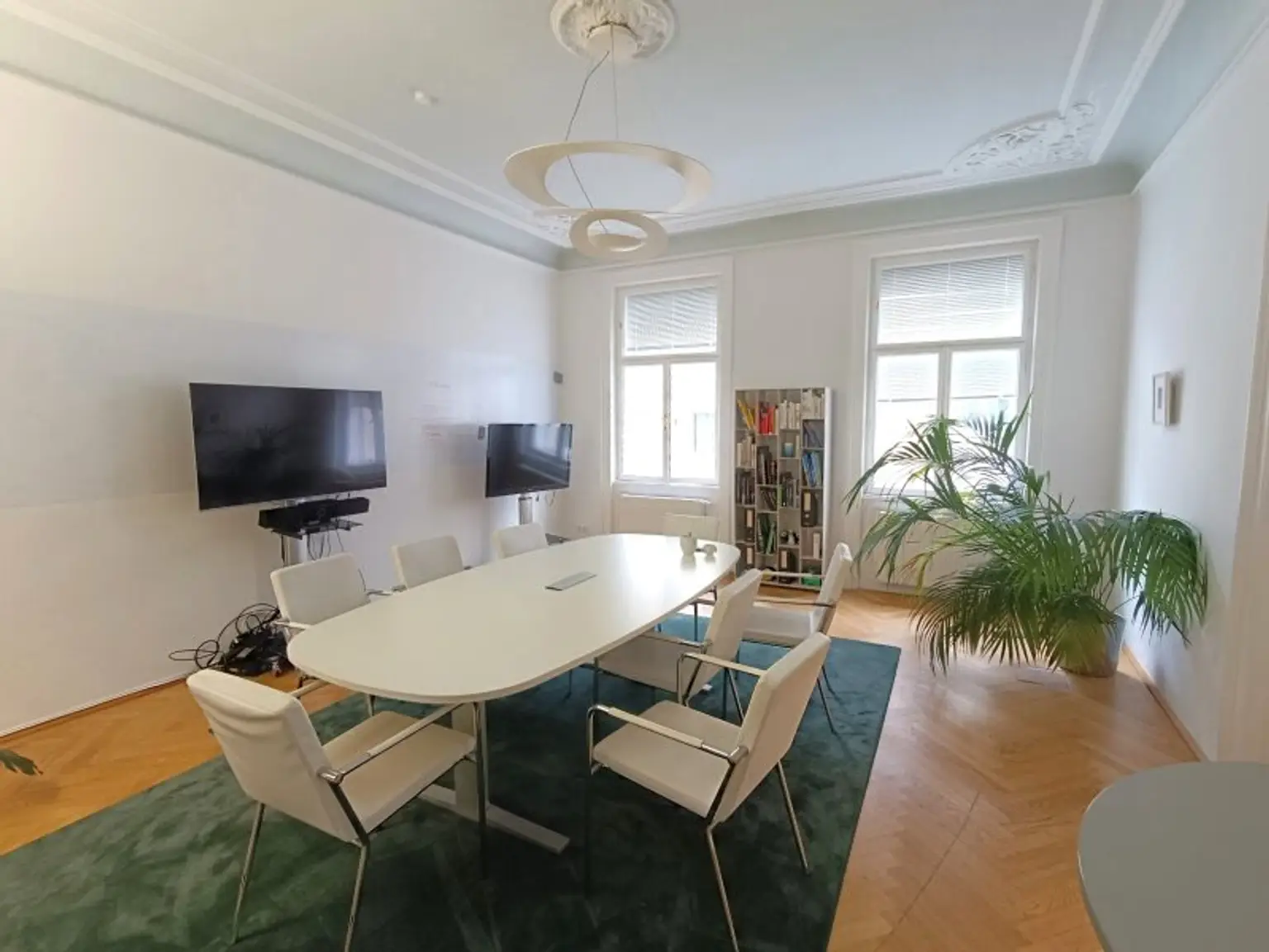 Großzügiges Büro mit Altbau-Charme im 1. Bezirk! Klimatisiert! 5 Räume! Jahrhundertwendehaus mit Lift! Nähe U2/U4 Schwedenplatz!