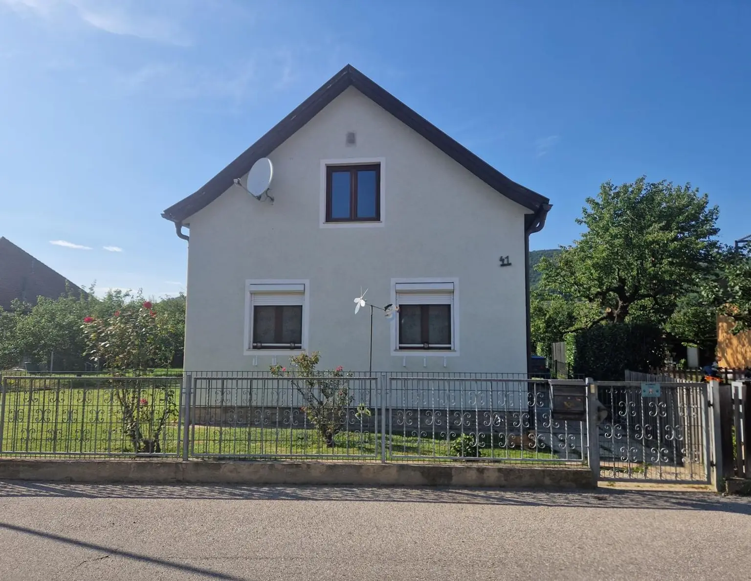 GARTEN- UND OBSTLIEBHABER AUFGEPASST - LIEBEVOLLES LANDHAUS FÜR ZWEI PERSONEN MIT GROSSEM GRUNDSTÜCK SAMT OBSTBÄUMEN