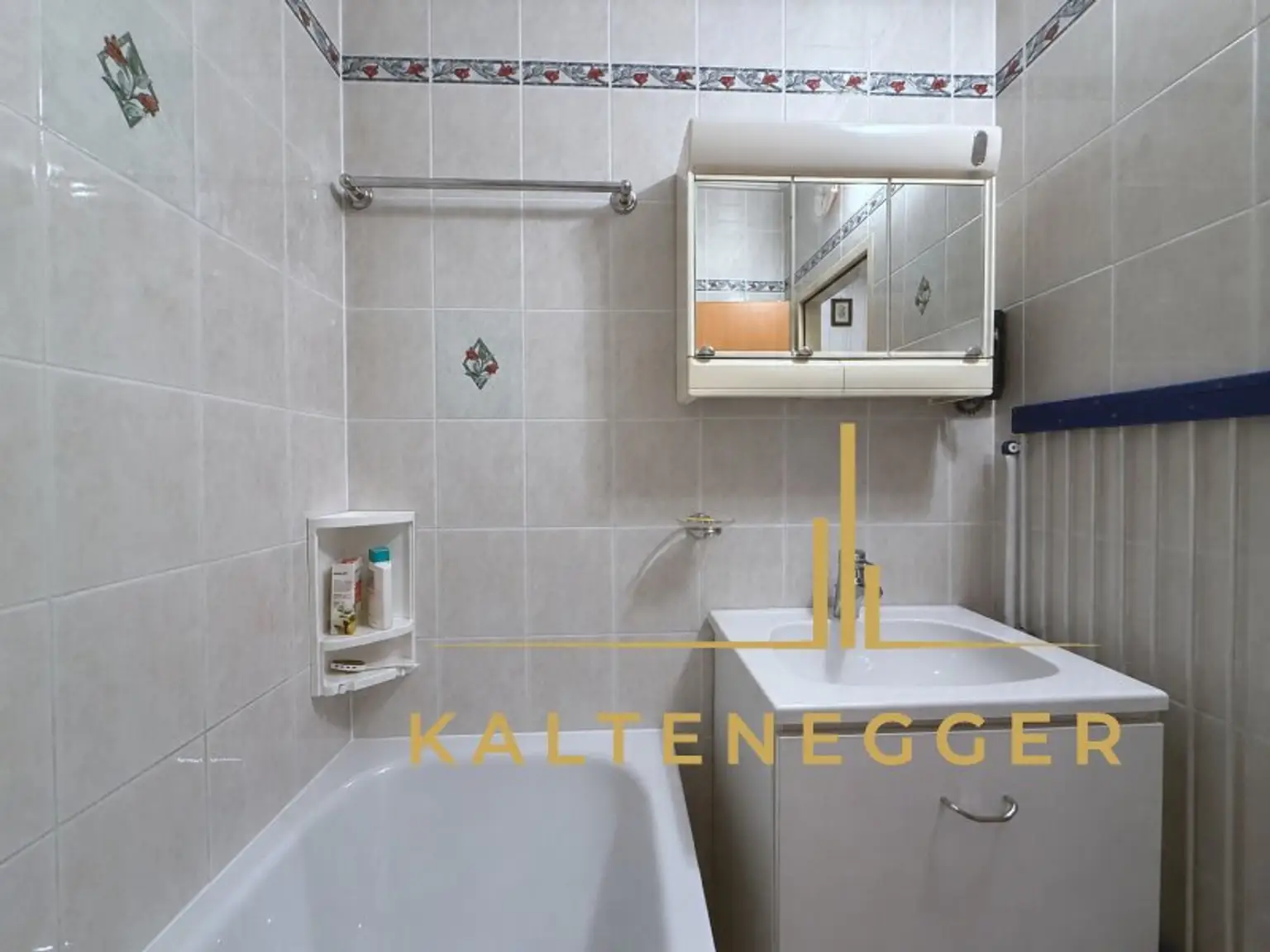 Bad 2,71 m² mit Badewanne, Waschbecken und Heizkörper
