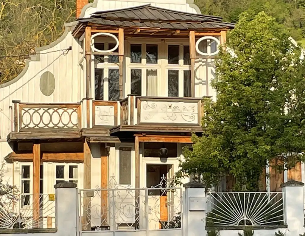 Märchenhaftes Ferienhaus mit großem Garten und Aussichtsterrasse in Szigliget am Balaton