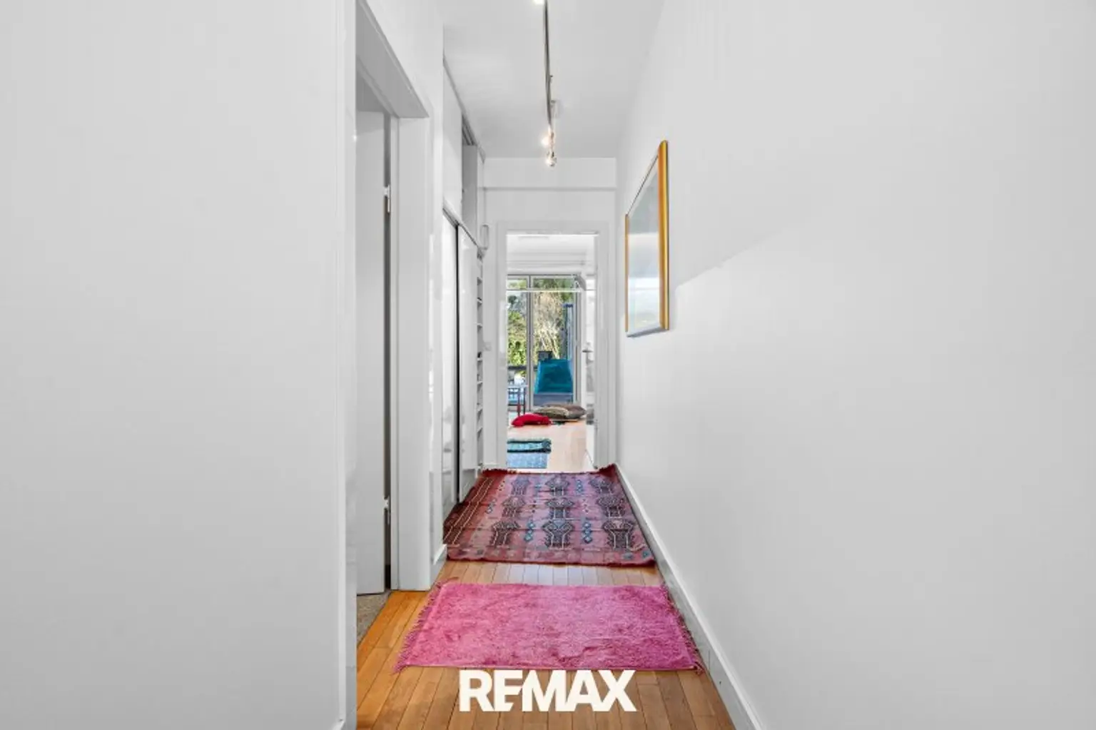 Flur mit Garderobe zu Zimmer 2, gartenseitig -EG