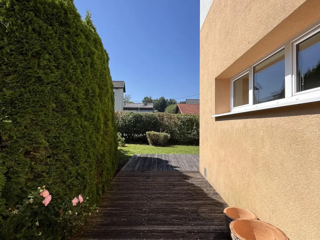 DEM ATTERSEE SO NAH! Leistbares Passiv-Eckreihenhaus mit sonnigem Eigengarten und Einzelgarage im Zentrum von Seewalchen am Attersee