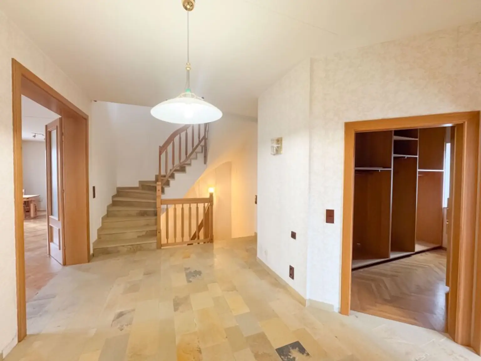 🏡 Großzügiges Einfamilienhaus mit Werkstattkeller, Garage & Terrasse in Stockerau mit Ausbaupotenzial!
