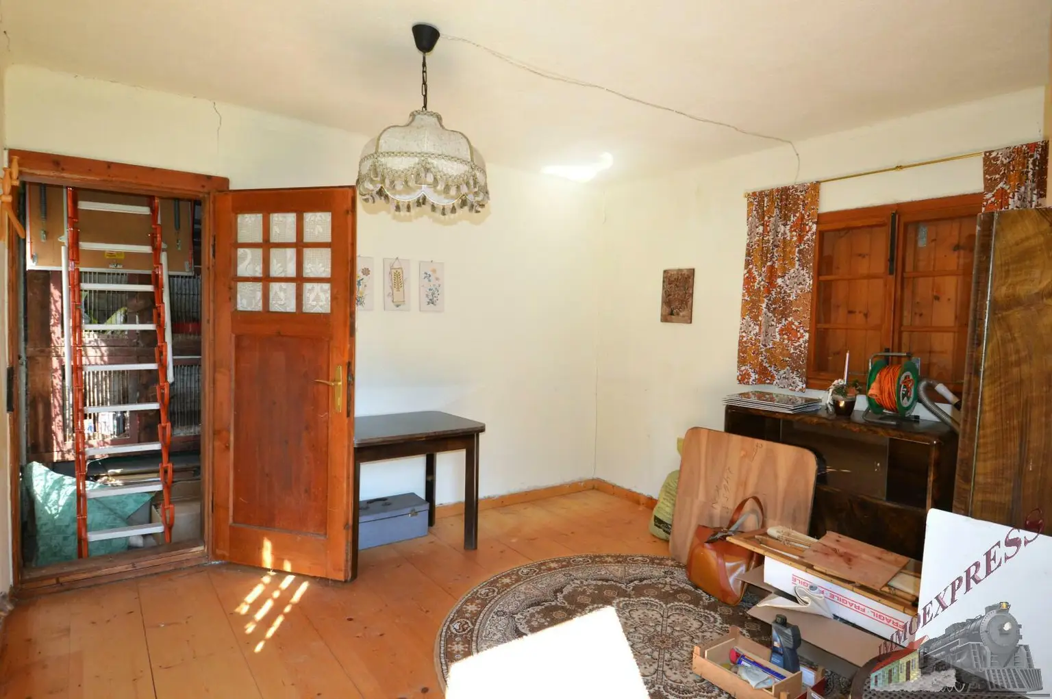 Einfamilienhaus mit Gäste-/Sommerhaus und 2 Garagen - Fernblick