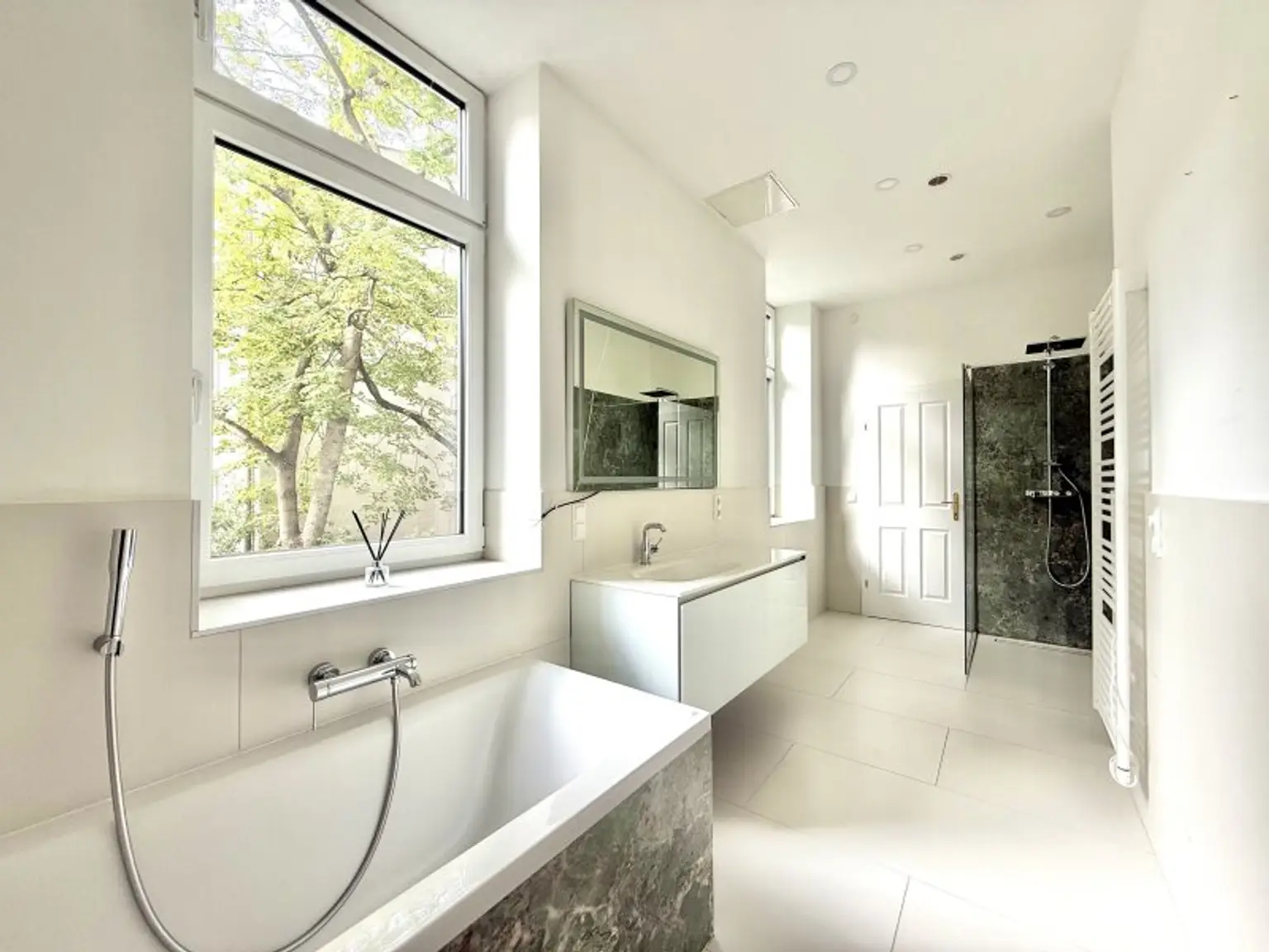 TOP LAGE SIEVERING: Sonnige, kernsanierte Wohnung I Kochinsel & Kamin I Fußbodenheizung & Sonnenschutz I großzügiges & helles Badezimmer I nähe Obkirchergasse