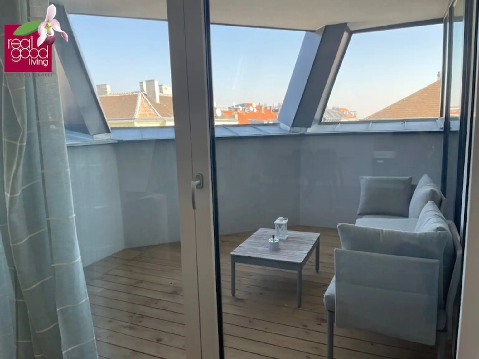 Neubau-Apartment mit Loggia in repräsentativen Gründerzeithaus