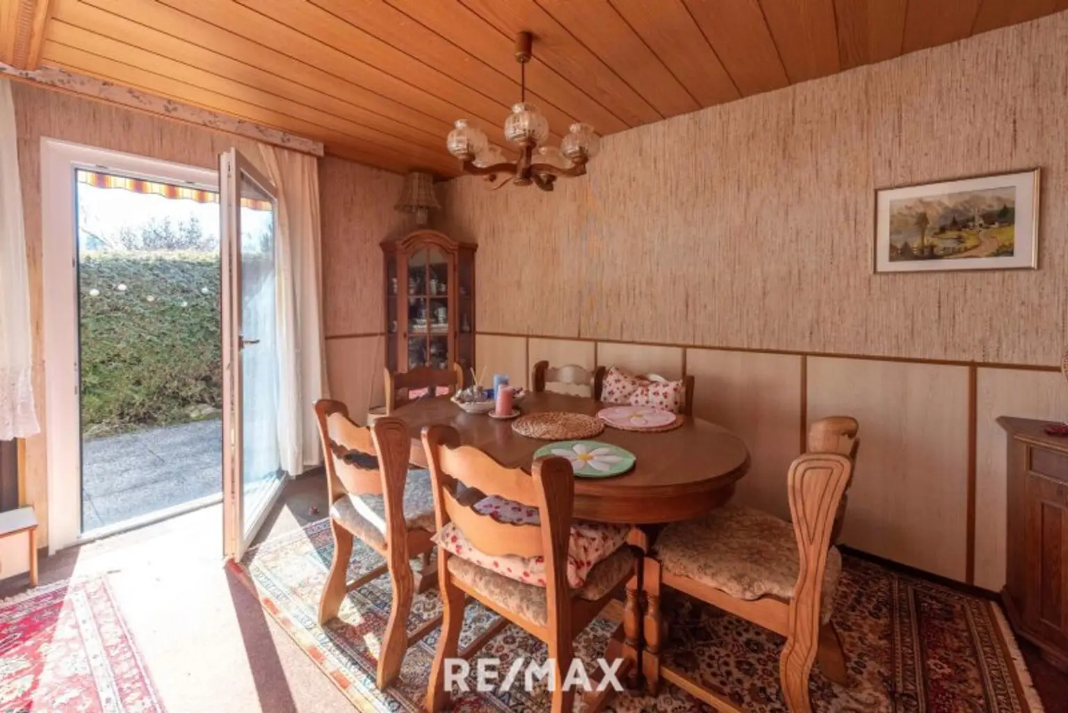 Wohn-/Esszimmer mit Ausgang auf die Terrasse