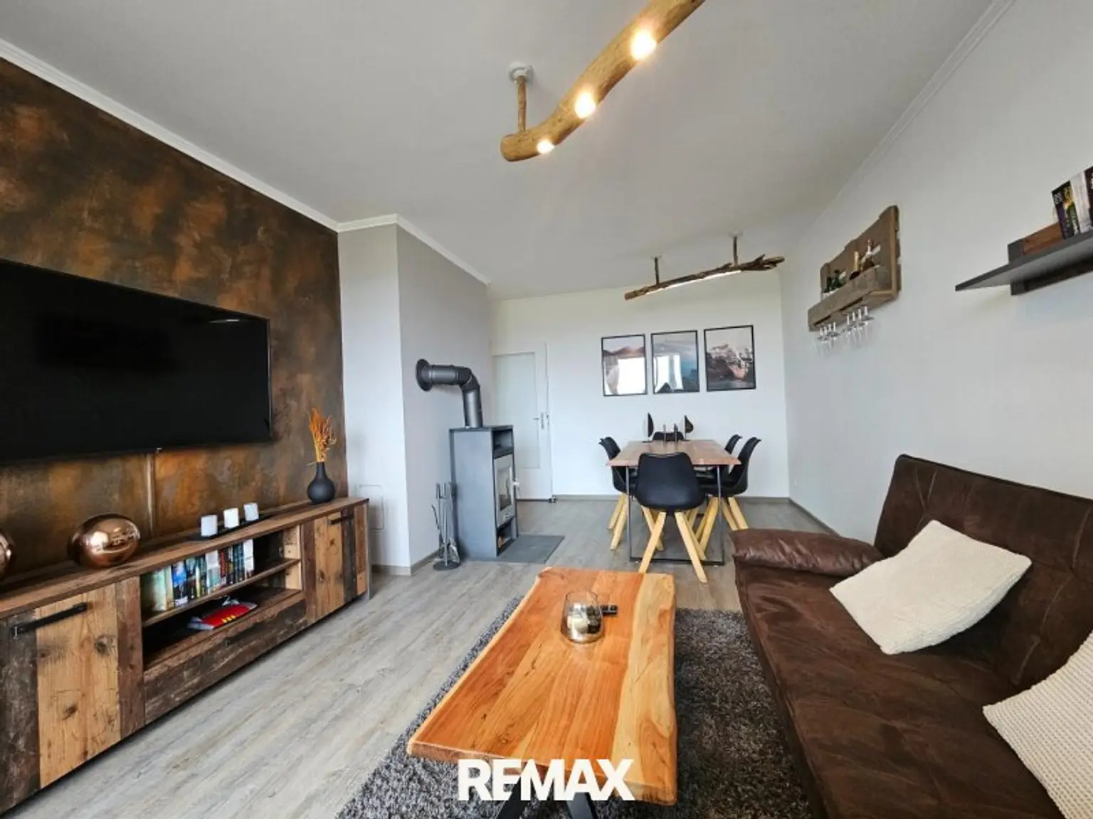 Wohnzimmer mit Kamin