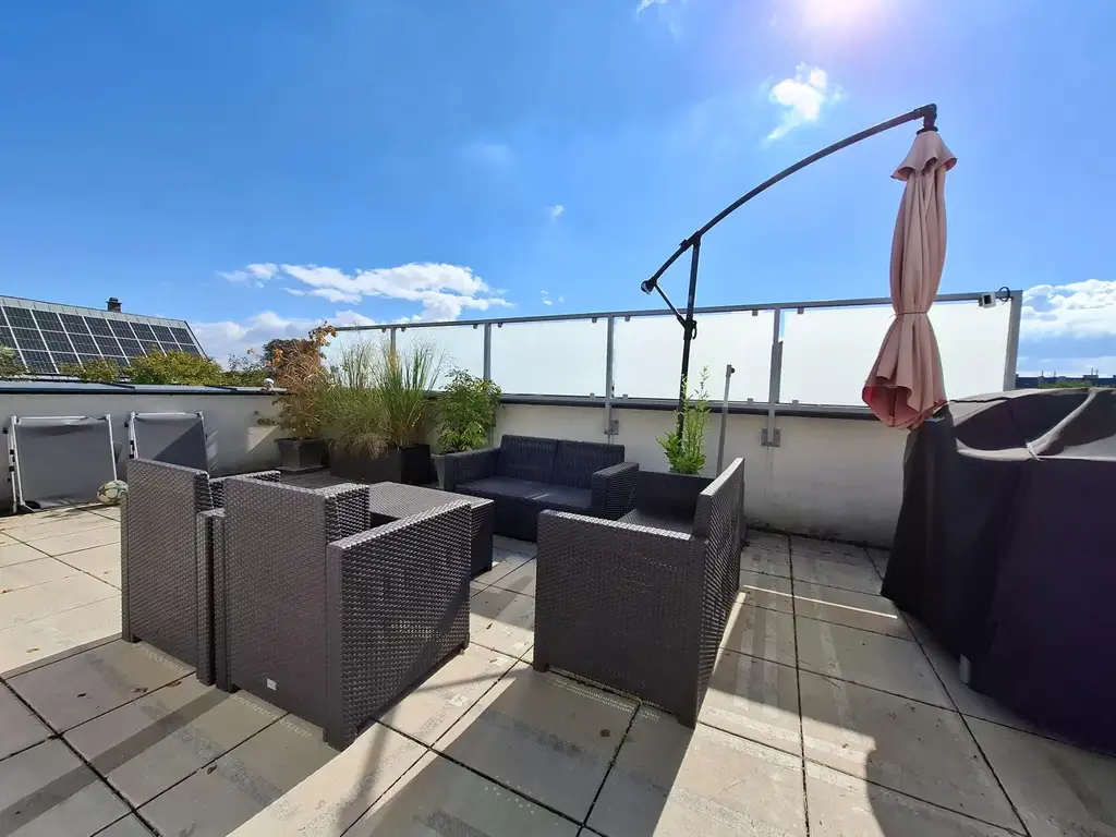 Moderne Eigentumswohnung mit 28 m² Dachterrasse in bester Lage