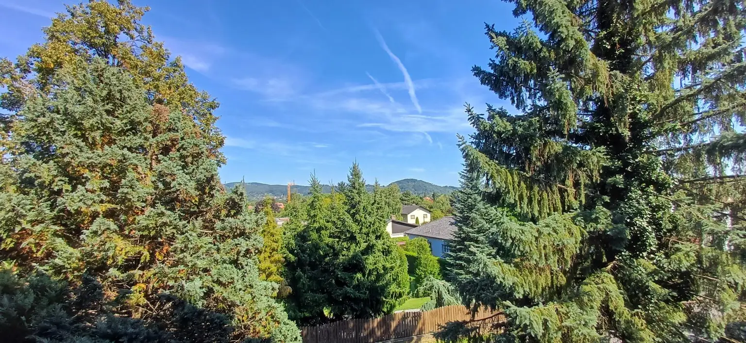 8051 Graz: Traumhafte Fernsicht von der südseitigen überdachten Loggia, Eigenes Gartenabteil