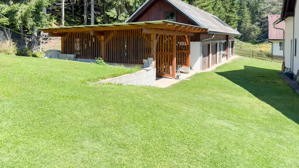 Großzügiges Einfamilienhaus am Dorfrand mit Nebengebäude und viel Potenzial