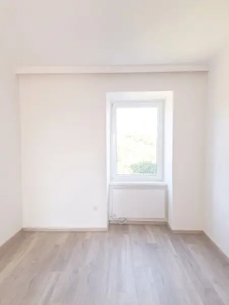 Sanierte  4 Zimmer Wohnung im Haus mit einem großen Garten