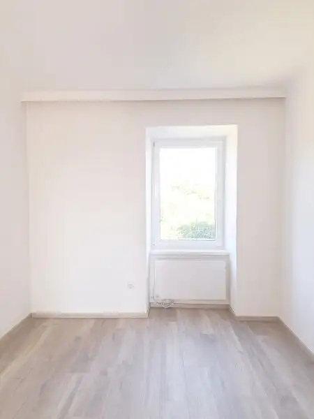 Sanierte  4 Zimmer Wohnung im Haus mit einem großen Garten