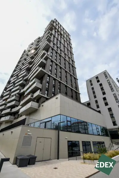 Erstbezug | Moderne Gewerbefläche mit hoher Sichtbarkeit und Terrasse auf zwei Etagen - unbefristet