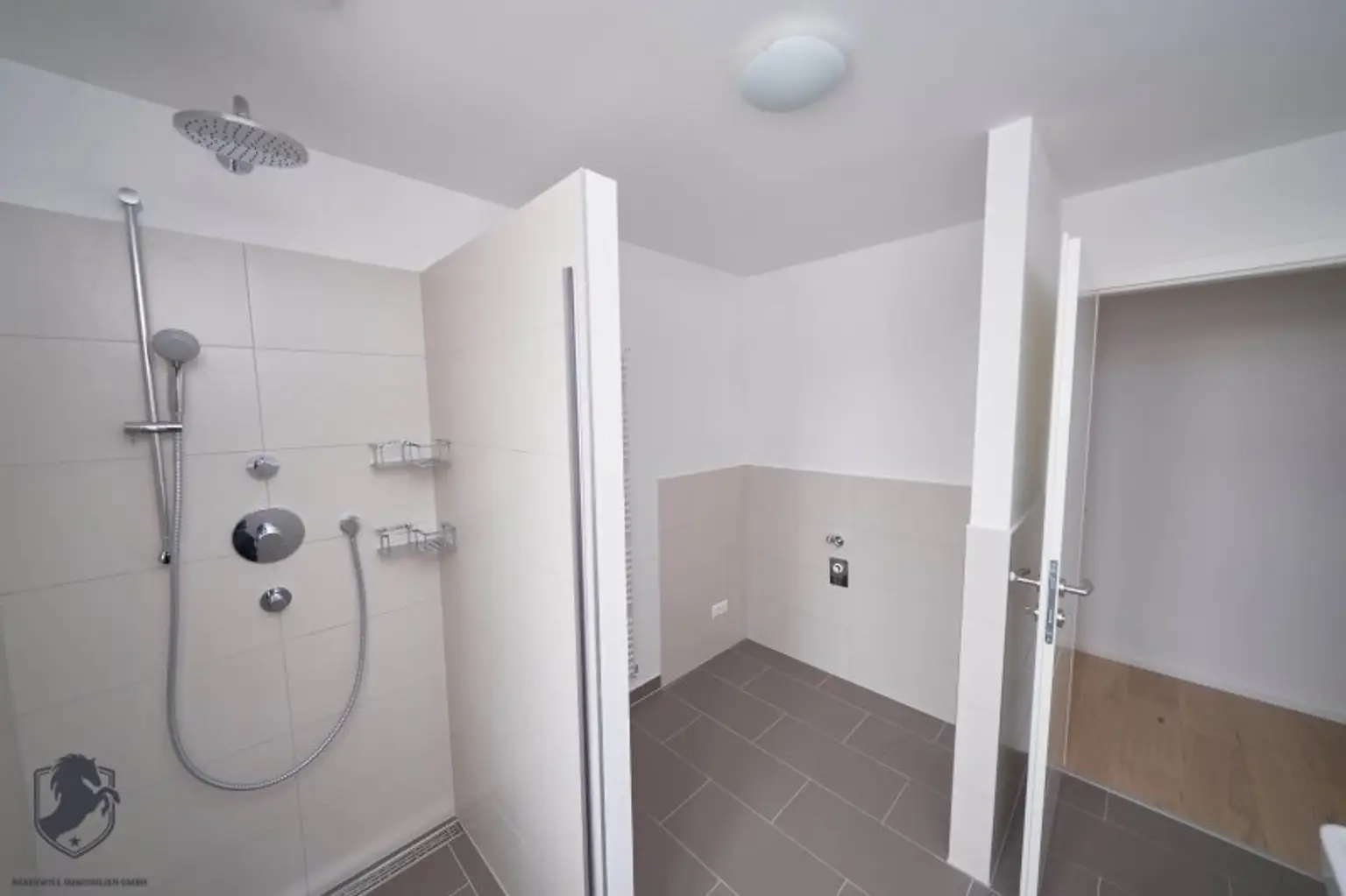 Außergewöhnliche Villa mit drei Wohneinheiten, Gewerbeeinheit & teilbarem Grundstück