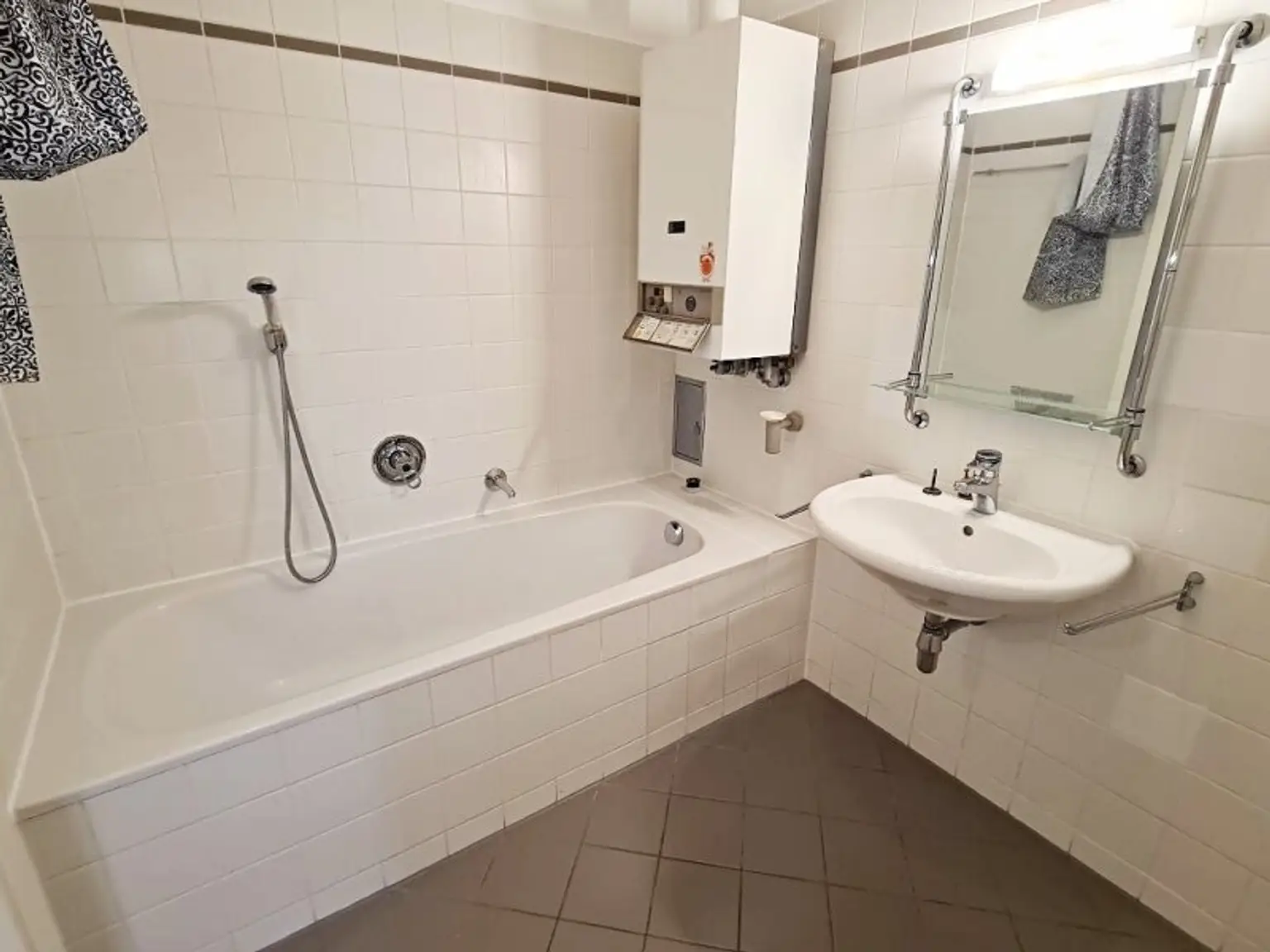 SPITTELBERG, teilsaniertes 84 m2 Dachgeschoß, 3 Zimmer, Extraküche, Wannenbad, Parketten, WG-geeignet, MQ-Nähe